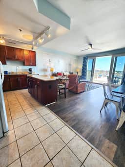 Laketown Wharf 537 - Image 3